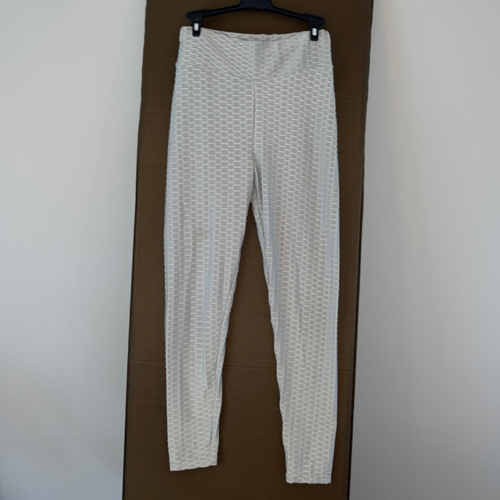 Lyte- Grey booty-lift leggings. Size Medium —Used in good condition
